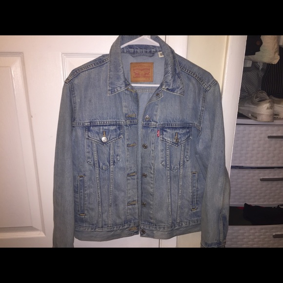 SOLD 🚫 Levi’s Jean Denim Jacket - Picture 2 of 4